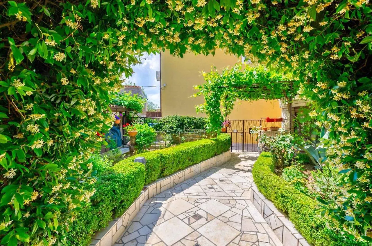 Apartment In Selce 5803