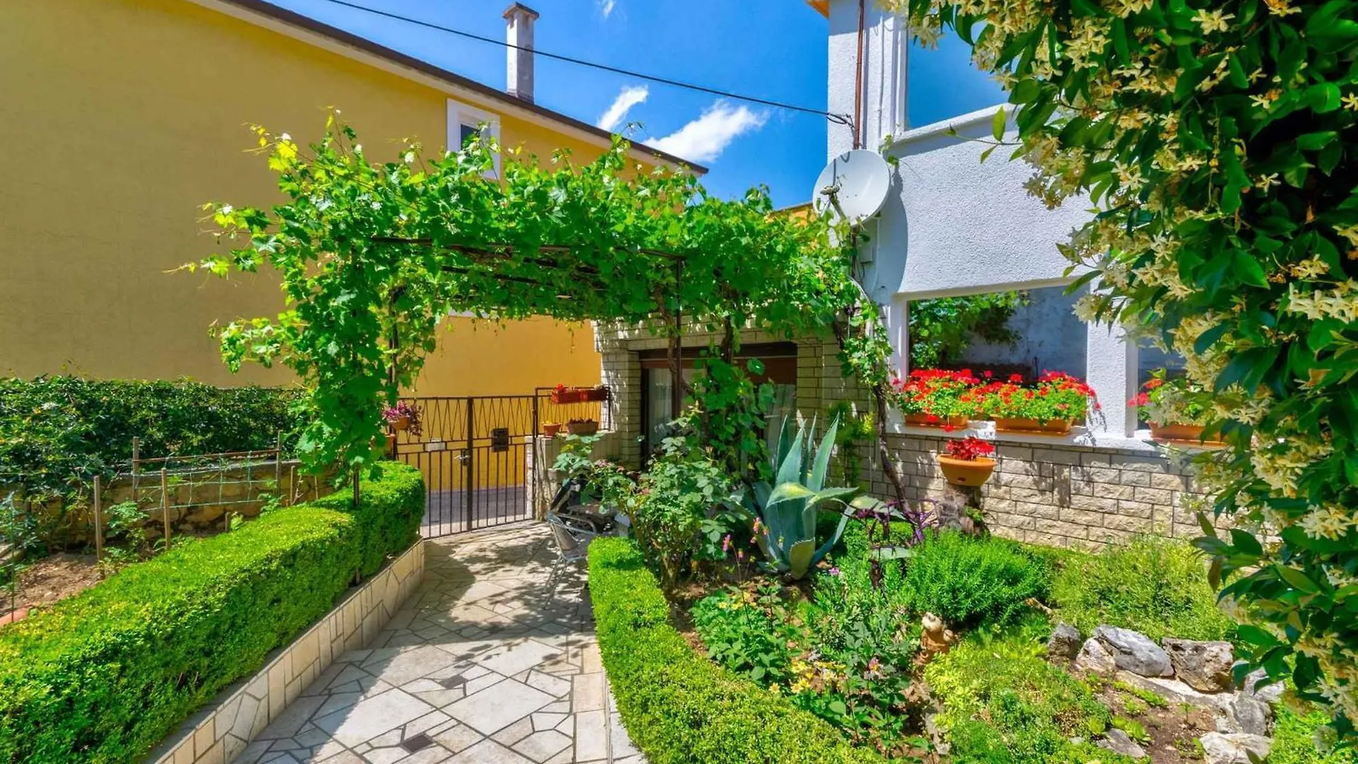 Apartment In Selce 5803